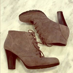 White Mountain Ankle Boots - tie up